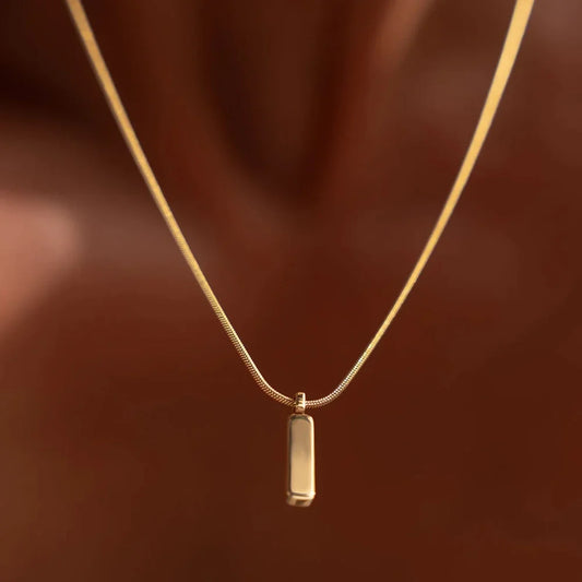 Collier chaîne carrée, pendentif minimaliste